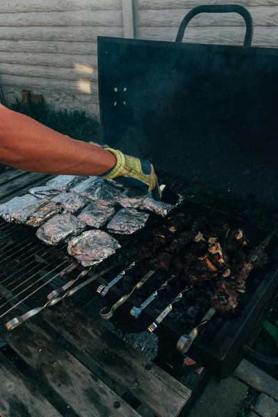 Metal Şiş Üzerinde Izgara Şiş Kebap Sürü Duman Ile Kavrulmuş — Stok fotoğraf