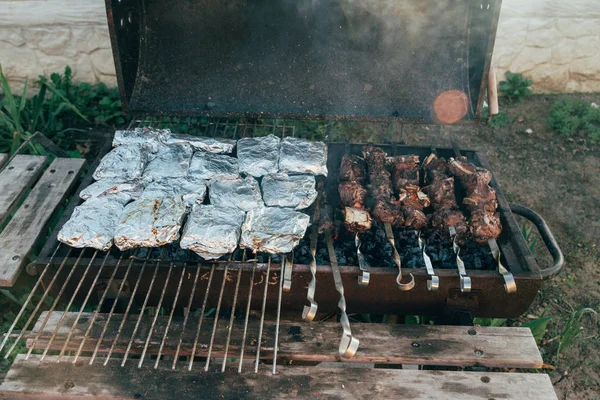 Metal Şiş Üzerinde Izgara Şiş Kebap Sürü Duman Ile Kavrulmuş — Stok fotoğraf