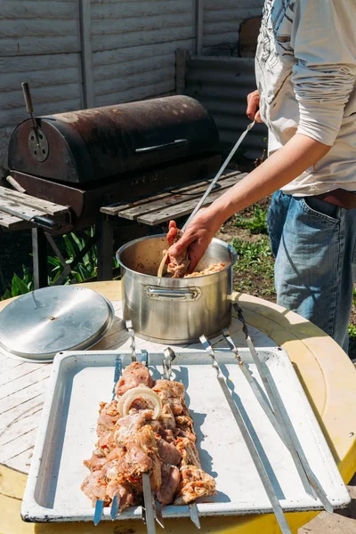 Bir Adam Için Ateşe Cook Metal Bir Şiş Üzerinde Çiğ — Stok fotoğraf