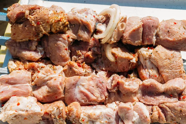 Gegrillter Schaschlik Auf Metallspieß Rohe Fleischstücke Auf Spießen Liegen Auf — Stockfoto