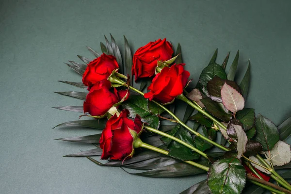 Yeşil background.celebration bahar mevcut annelerin kırmızı gül