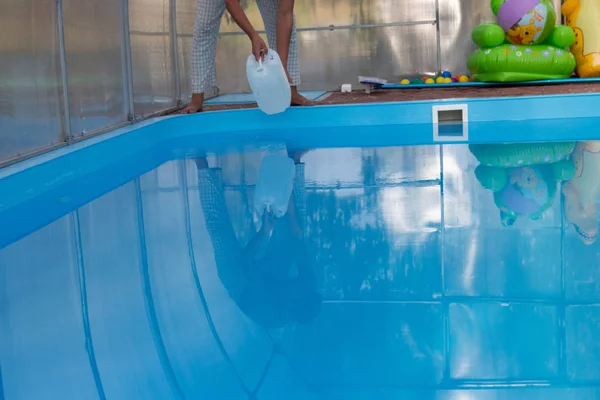 Les Mains Des Hommes Versent Liquide Léger Réservoir Plastique Dans — Photo