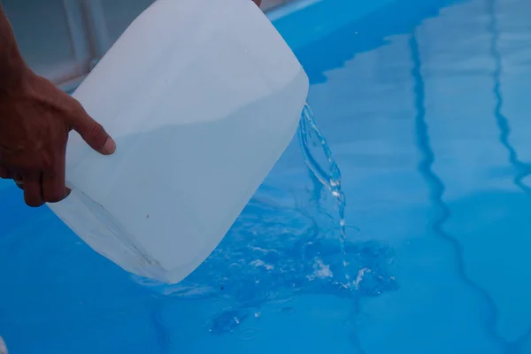 Les Mains Des Hommes Versent Liquide Léger Réservoir Plastique Dans — Photo