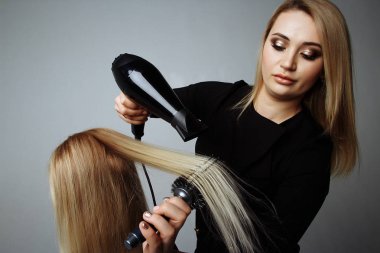 Kuaför Güzellik Salonu saç kurutma makinesi ile saç kurur