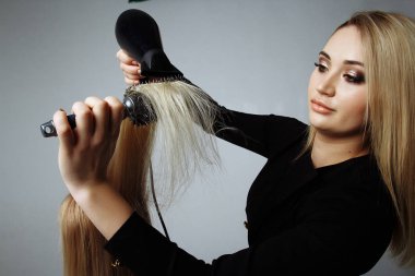 Kuaför Güzellik Salonu saç kurutma makinesi ile saç kurur