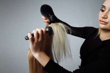 portre bir kızın Kuaför Güzellik Salonu saç kurutma makinesi ile saç kurur