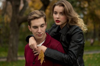 Çift hugs ve ne yazık ki, kız adam arkadan sarılarak