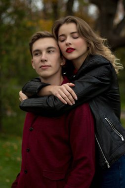 Çift hugs ve ne yazık ki, kız adam arkadan sarılarak