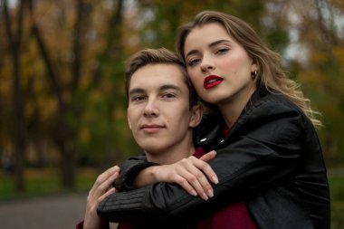 Çift hugs ve ne yazık ki, kız adam arkadan sarılarak