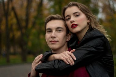 Çift hugs ve ne yazık ki, kız adam arkadan sarılarak