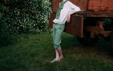 adam kamyona yalın gövde üzerine eğilerek arabayı, geri duruyor.