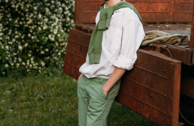 adam kamyona yalın gövde üzerine eğilerek arabayı, geri duruyor.