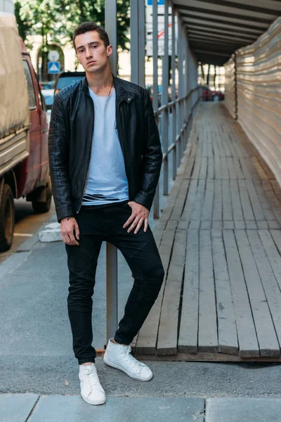 Black leather jacket and white t shirt discount
