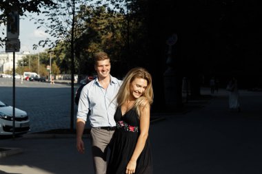 mutlu çift, erkek ve kadın, siyah arka plan üzerinde. -Tamam, git ve gülümseme