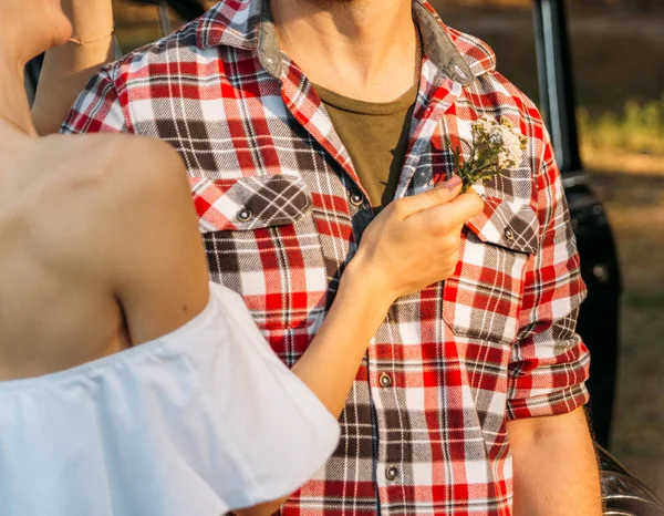 Mädchen neben Freund umarmt verliebtes Paar — Stockfoto