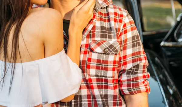 Menina ao lado de namorado abraçando casal no amor stand perto do carro — Fotografia de Stock