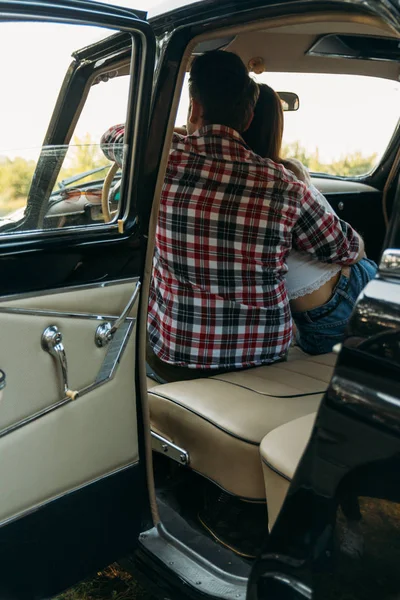 Der Mann sitzt am Steuer, der Fahrer. Blick aus der Heckscheibe. Rückansicht eines Touristen im Auto. Reise- und Sommerferienkonzepte. — Stockfoto