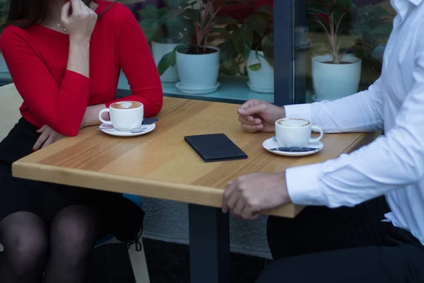 Pareja, café de la mañana en la cafetería, sobre la mesa una factura de servicios, chico y chica, comunicación, desayuno . — Foto de Stock