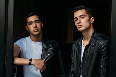 iki çekici erkek yakın, arkadaşlar, siyah ceket ve beyaz T-shirt poz ayakta