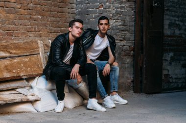 iki çekici erkek yakın, arkadaşlar, siyah ceket ve beyaz T-shirt poz ayakta