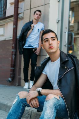 iki çekici erkek yakın, arkadaşlar, siyah ceket ve beyaz T-shirt poz ayakta