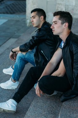 iki çekici erkek yakın, arkadaşlar, siyah ceket ve beyaz T-shirt poz ayakta
