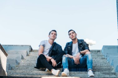 iki çekici erkek yakın, arkadaşlar, siyah ceket ve beyaz T-shirt poz ayakta