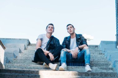 iki çekici erkek yakın, arkadaşlar, siyah ceket ve beyaz T-shirt poz ayakta