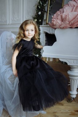 piyano yakın bir sandalyede üzerinde güzel elbiseli bir kız