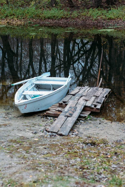 Auto-feito, cais de madeira das tábuas velhas no lago, perto são os barcos, o rio na lama, pato — Fotografia de Stock