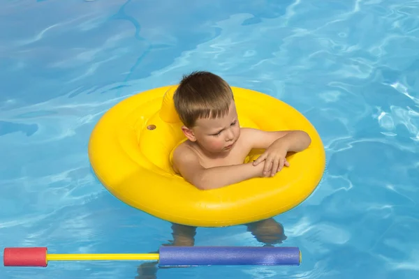 Roztomilý a legrační malá holčička v bazénu, koupání v nafukovací kruh, stylu života. Nafukovací kruh. V létě. Pool.Cricket uloží z vody — Stock fotografie