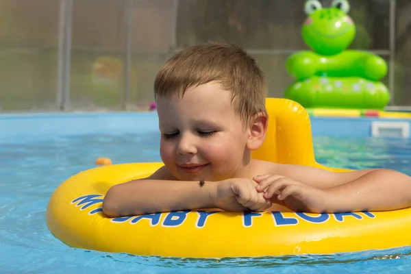 Χαριτωμένο και αστείο μικρό κορίτσι στην πισίνα, κολύμπι στο φουσκωτό δαχτυλίδι, αντίληψη του τρόπου ζωής. Το φουσκωτό κύκλο. Το καλοκαίρι. Pool.Cricket που σώζει από το νερό — Φωτογραφία Αρχείου