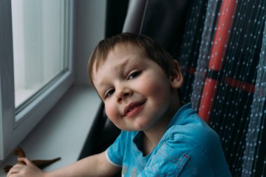 kameraya gülümseyen yaramaz çocuk, bir çocuğun portresi