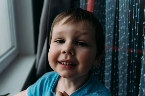 Csintalan fiú mosolyogva a kamera, a portré a gyermek — Stock Fotó