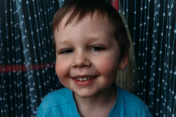 Ondeugende jongen glimlachend op camera, portret van een kind — Stockfoto