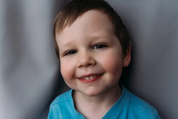 Csintalan fiú mosolyogva a kamera, a portré a gyermek — Stock Fotó