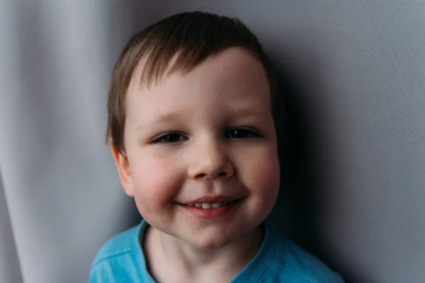 Naughty boy smiling at camera, portrait of a child — Stock Photo, Image