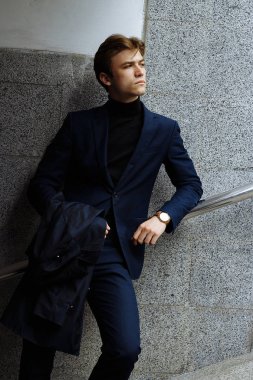 kentin mavi elbiseli çekici bir genç adam portresi