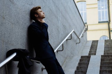 kentin mavi elbiseli çekici bir genç adam portresi