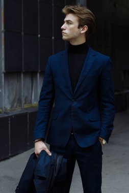 kentin mavi elbiseli çekici bir genç adam portresi