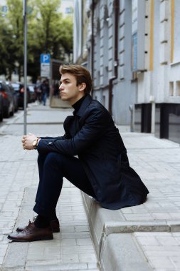 kentin mavi elbiseli çekici bir genç adam portresi