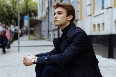 kentin mavi elbiseli çekici bir genç adam portresi