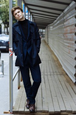 kentin mavi elbiseli çekici bir genç adam portresi