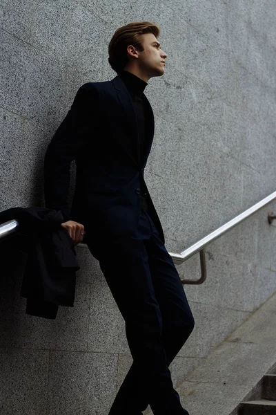 Porträt eines attraktiven jungen Mannes im blauen Anzug in der Stadt — Stockfoto