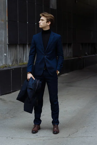 Portrait d'un jeune homme séduisant en costume bleu dans la ville — Photo