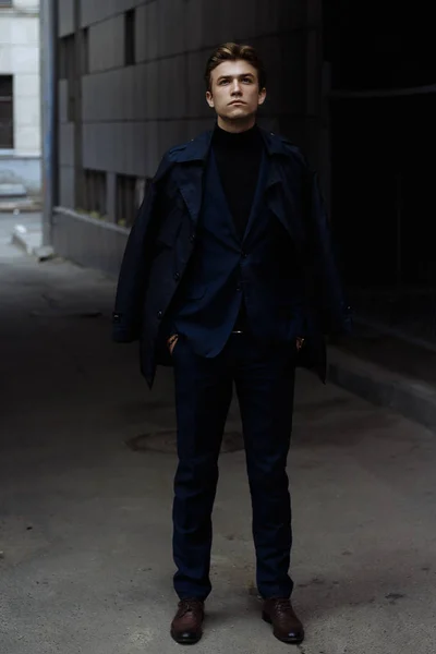Retrato de un joven atractivo con un traje azul en la ciudad — Foto de Stock