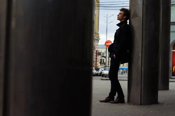 Retrato de un joven atractivo con un traje azul en la ciudad —  Fotos de Stock