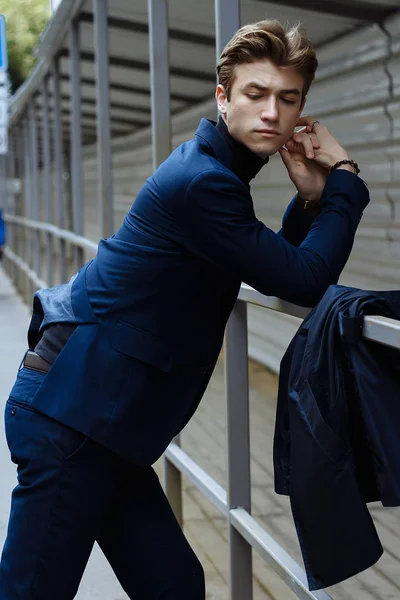 Retrato de um jovem atraente em um terno azul na cidade — Fotografia de Stock