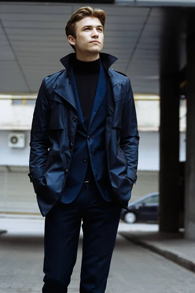 Porträt eines attraktiven jungen Mannes im blauen Anzug in der Stadt — Stockfoto