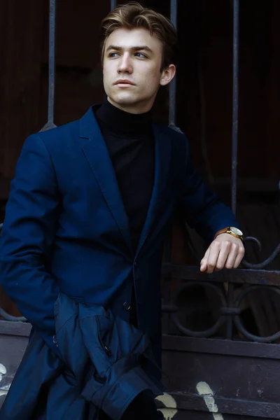 Ritratto di un giovane attraente in abito blu in città — Foto Stock